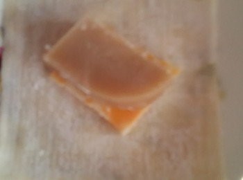 step3: 一片餛飩皮一片起士片再一片年糕 包起來時要沾一點水避免炸年糕時爆開