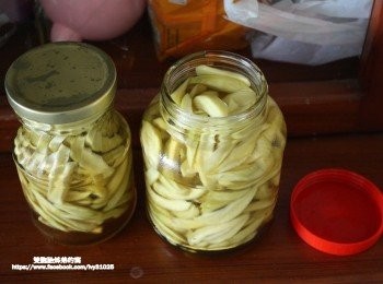 step11: 先將芒果青裝瓶後，再倒入準備好的糖水進去，可依個人
口感調整芒果青的甜度。