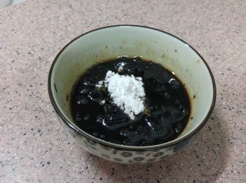 step3: 加入<span class="group_2">汁料</span>， 同時用匙羹將黑蒜粒／豆豉略為搗爛 （會更出味）