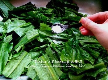 step5: 期間將油麥菜切段 , 放入盆內加少許鹽用水浸過面10分鐘 , 洗淨瀝乾水份