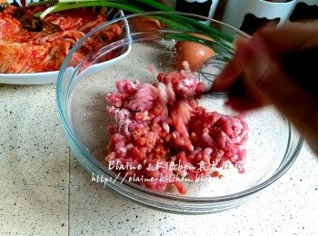 step1: 豬肉碎放入大碗內 , 加入<span class="group_2">醃料</span>拌勻靜待30分鐘