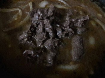 step8: 加入牛肉同煮 , 並加入醬油