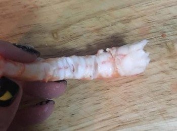 step8: 去殼後的蝦子，先在腹部橫劃3～4刀，方便將蝦子拉直，但不要把蝦子切段。