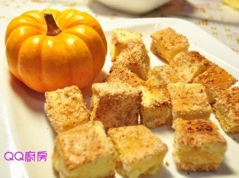 step7: 將四面烤的金黃的香酥方塊取出擺盤，自製小點輕鬆完成囉!