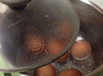 step1: 用鍋盛半鍋凍水，放入洗乾淨的雞蛋，蓋上半蓋，以慢火煮大概15-20分鐘。用凍水及慢火，可避免蛋殼破裂。