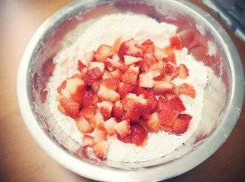 step6: 混合完成的麵粉倒入草莓丁大約拌勻即可!!