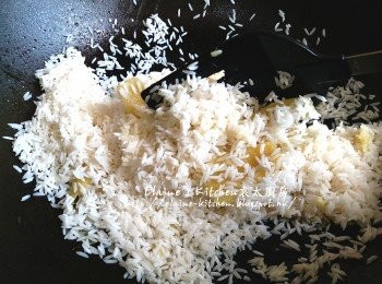 step11: 原鑊爆香之前盛起的薑片 , 蒜頭及乾蔥頭 , 加入白米及少許鹽拌勻