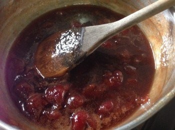 step2: 以中小火慢煮果泥，冰糖和椰糖混入煮溶至濃稠（須要不時用木匙攪拌免煮焦）