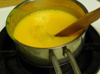 step10: 製作表層<span class="group_3">芒果鏡面凍</span>，芒果果肉以果汁機打成汁，取一小鍋，倒入芒果汁、細砂糖，以中小火煮至溫熱，再放入事先泡冰水軟化擠乾水分的吉利丁，一邊攪拌至吉利丁融化完全為止，放涼備用
