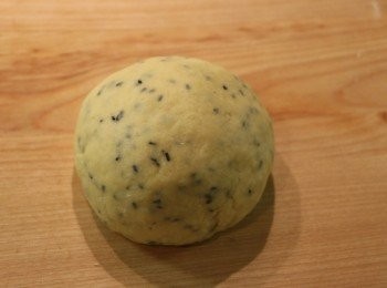 step3: 搓揉成一個麵糰。