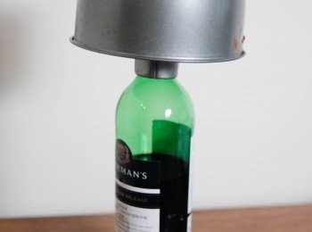 step6: 將蛋糕從焗爐拿出後，立刻拿起重重摔數下，然後倒扣放涼（可將蛋糕模放倒扣在瓶口上） *這樣可防止蛋糕塌下來