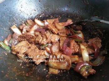 step9: 將豬扒回鑊及倒入汁料拌勻 , 用中火快炒至汁料收乾即可