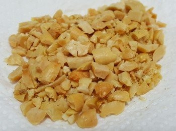 step6: 食用前撒上炸乾蔥片和花生碎即可。