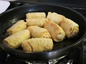 step11: 熱鍋，加適量油，將豆包蝦卷封口那面放入鍋中，用中火先把封口煎至定型黏合後，再轉中小火把豆包蝦卷煎至呈金黃且熟透即可。