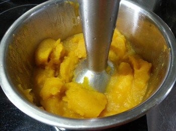 step3: 將已蒸好的南瓜用攪拌器加入16g水攪拌待涼