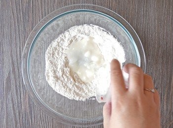 step3: 把中間的材料撥到外圍，把水倒在中間，由內而外慢慢把水和材料拌勻。