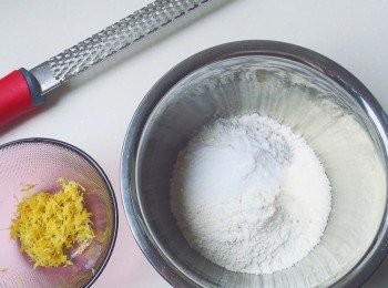 step1: 將低粉，糖粉10g，鹽，泡打粉，混合入容器。
檸檬皮擦絲。