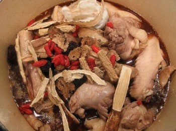 step13: 依序加入冰糖及一瓶米酒和薑母鴨滷包(中藥配料),將酒精煮至揮發只留下酒香。