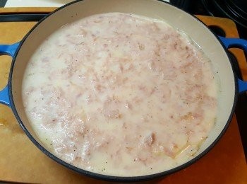 step10: 再倒下餘下的吞拿魚奶汁。