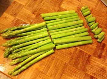 step1: 蘆荀洗淨，尾部1cm切去，然後一開二切成2段