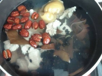 step2: 將所以材料（除黑芝麻外），放入湯煲中，加入清水大火煲滾，較中細火煲1.5小時