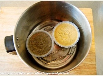 step2: 將黑木耳雪綿酪的塑膠膜撕開後，放入電鍋中用蒸氣加熱一會。