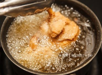 step5: 持續將油加熱至約200度後，把步驟4的雞肉重新回鍋炸至上色就完成了。