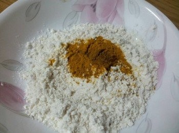 step3: 炸粉的材料放入乾淨的盤子中拌勻