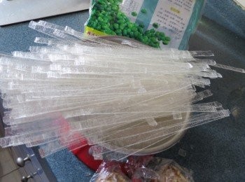 step1: 預備好所有材料:粉皮用條裝會方便,否則是需要用熱水浸軟後切條