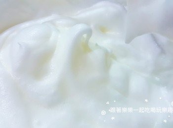 step5: （蛋白糊）
蛋白打至尖挺狀即可。