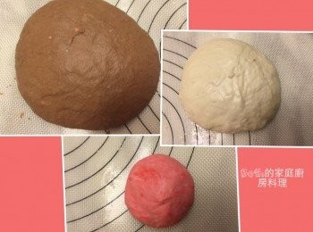 step1: 麵粉與水2.5:1 米杯的比例，3克的酵母粉，1大匙油，1/2小匙鹽，1/2大匙糖，為一份麵糰，揉成三光；
一份麵糰加入可可粉；
另外一份再分成原色；
粉紅色，加入草莓粉；
黑色，加入竹炭粉

發酵30分鐘