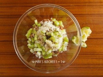 step4: 將鮪魚和洋蔥、蛋黃醬、水煮蛋、西洋芹、檸檬汁、大蒜、黑胡椒混合，並加入適量的鮪魚罐湯汁調整到自己喜歡的濃稠度。