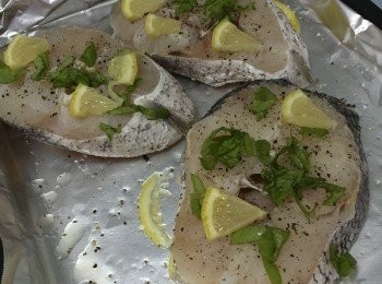 step5: 將羅勒撕成碎鋪在魚件上，再將小件檸檬鋪上魚件上，預熱焗爐10分鐘，200度焗20分鐘即成