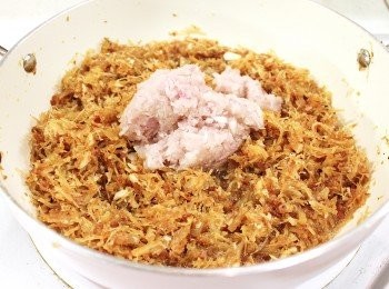 step9: 再倒入乾蔥拌炒