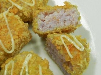 step7: 在彩米可樂餅上擠上一些沙拉醬，就是一道好吃的料理囉!!