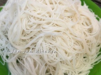 step2: 炒米粉放入熱水發散，不要煮太耐，一軟身即可撈起，剪短。有需要可過冷河，炒之前粉最好有點濕潤，否則容易結在一起。又或可以炒之前沾一下水即夾回鑊炒。