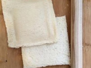 step5: 白麵包切皮，用檊麵棍輾平白麵包，