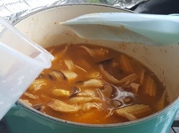 step6: 加入水份將冬陰公湯煮滾。