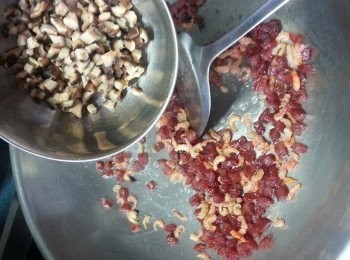 step7: 再落冬菇爆香