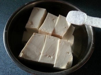 step1: 豆腐切開成長條形,用1茶匙鹽浸水1小時待入味