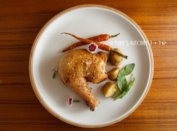 step5: 最後將烤好的雞肉取出，並與生菜擺排就完成了。