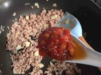 step4: 然後加入豆瓣醬拌炒