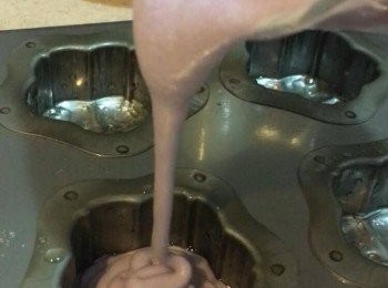 step6: 用少許菜油掃勻模具內，跟住就可以倒入粉漿，放平戥幾下靜待幾分鐘後先蒸 (因為攪拌時打咗好多空氣入去)