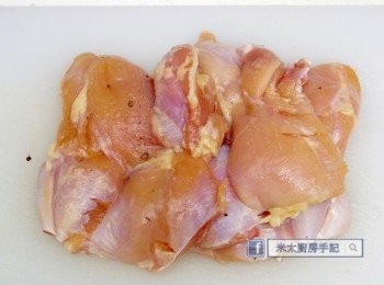 step1: 雞腿肉洗淨，把水充分抹乾。以玫瑰露酒、薑汁、粗鹽和花椒碎醃2小時。