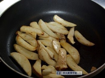 step5: 鍋中燒熱1湯匙油，下杏鮑菇炒至差不多軟身，灒酒，炒至軟身，撈起備用。