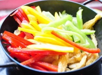 step4: 接著放入彩椒拌炒，灑些少許的水份