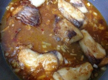 step4: 加入魚塊，少許的水悶煮入味