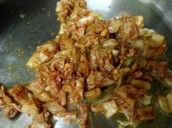 step2: 韓國泡菜切成細絲。熱鍋溫油倒入泡菜絲，大概翻炒兩分鐘