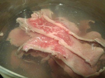 step3: 肥牛需要用汆一汆水備用。