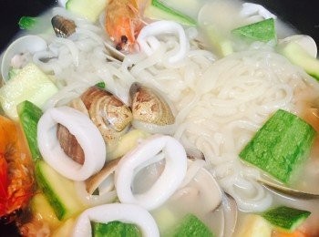 step6: 放入翠肉瓜、墨魚圈煮滾，最後加入烏冬，滾起即可。